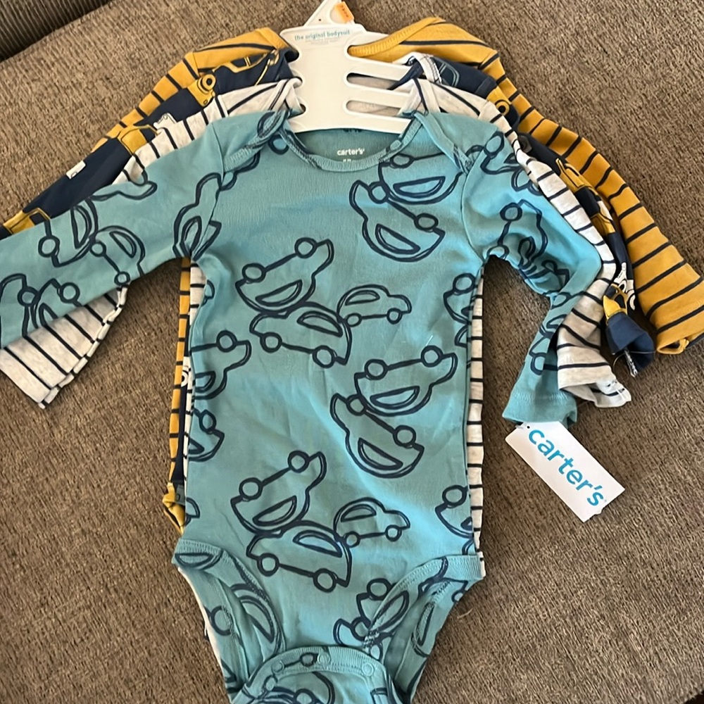 Carter’s 4 pack onesies 12M New w Tags